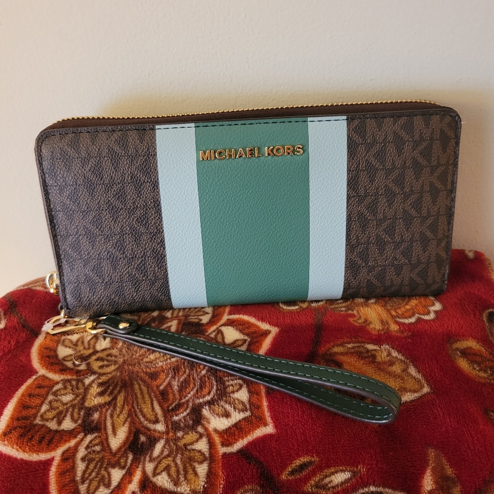 Michael Kors Large Jet Set Travel Wallet.  NWT.